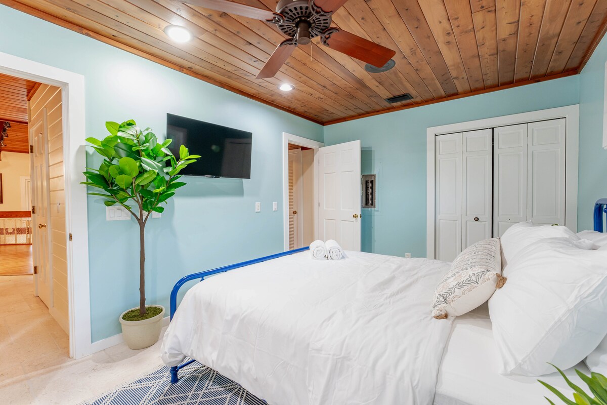 ลื่นไหลอย่างสะดวกสบายในห้องนอนที่โปร่งสบายนี้ซึ่งมีผ้าปูที่นอนนุ่มๆและสายลมอ่อนๆช่วยให้คุณได้พักผ่อนอย่างเต็มที่