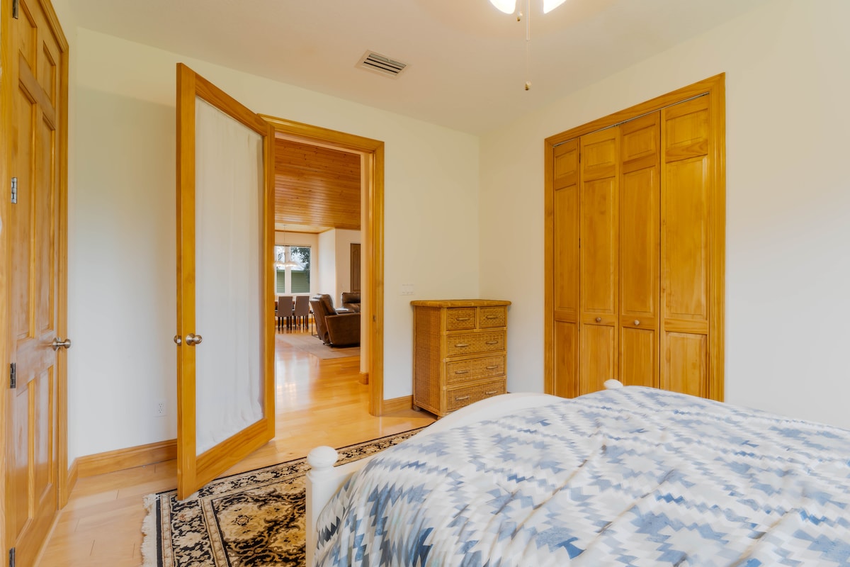 อีกมุมหนึ่งของห้องนอนที่มีห้องนั่งเล่นอยู่เบื้องหลังทำให้คุณเห็นที่พักที่อบอุ่นของเราได้อย่างเต็มที่