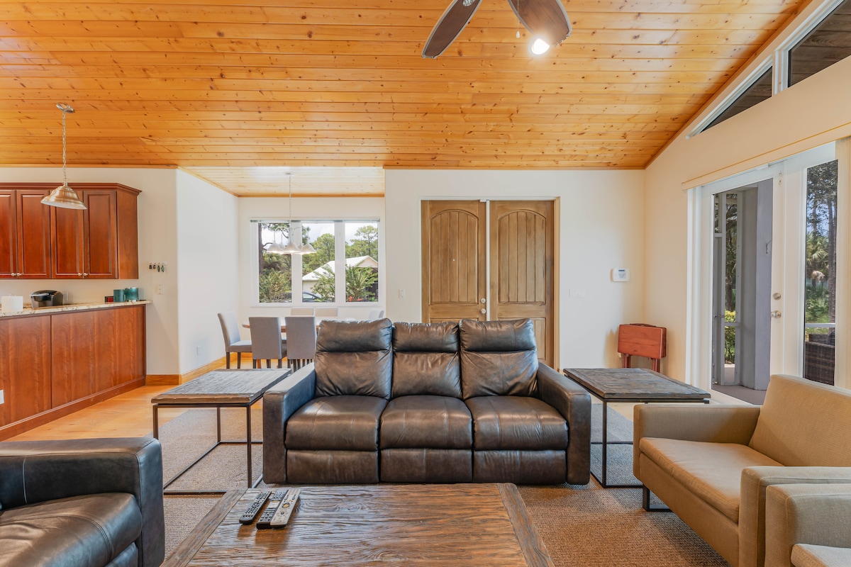 ก้าวเข้าสู่พื้นที่นั่งเล่นที่น่าอยู่ของเราซึ่งโซฟาหรูหราและแสงไฟที่อบอุ่นสร้างบรรยากาศที่เหมาะสำหรับการพักผ่อนและสังสรรค์