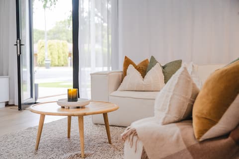 Top performing Airbnb: Couples Escape | Walk to Beach | Private Studio in Broadwater