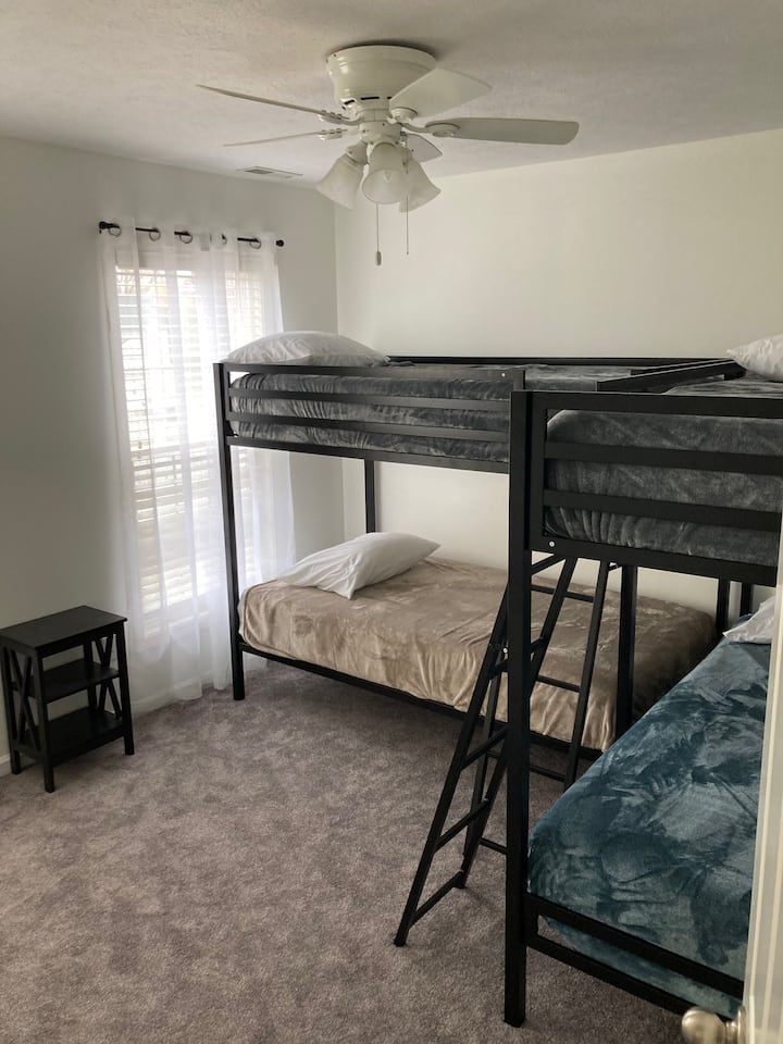 חדר שינה 3 - בחדר המיטות יש שני סטים של מיטות קומתיים.