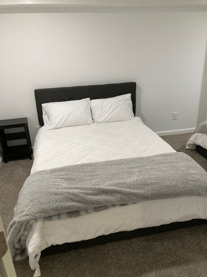 חדר שינה 4 - חדר שינה במרתף עם שתי מיטות קווין סייז.