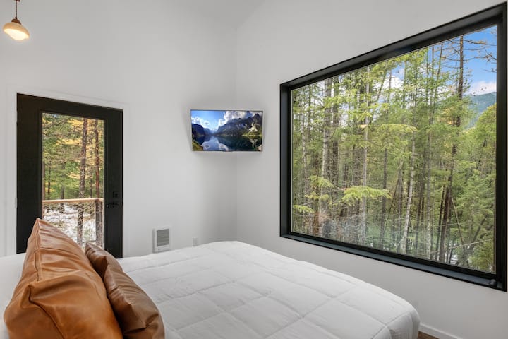 חדר שינה ראשי: מיטת קינג, טלוויזיה חכמה, ארון/שידה, גישה למרפסת