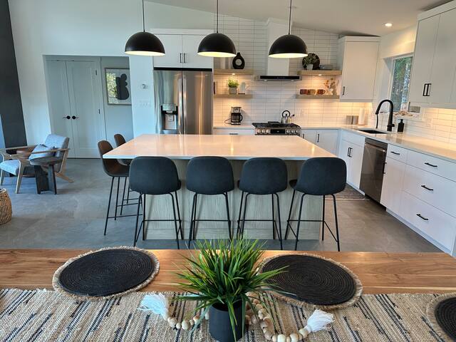 Beachview Retreats Luxury w/ Hot tub & View gallery image 4