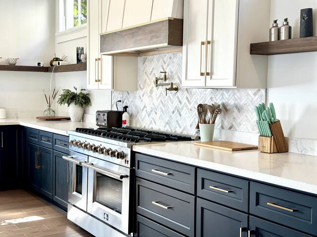 Elegant Garden District 4BR Home gallery image 5