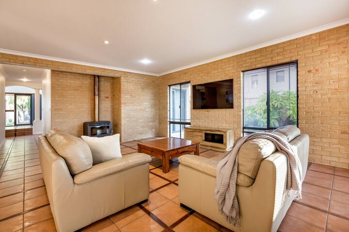 Waterfront Bliss: Serenity & Adventure Await! gallery image 3