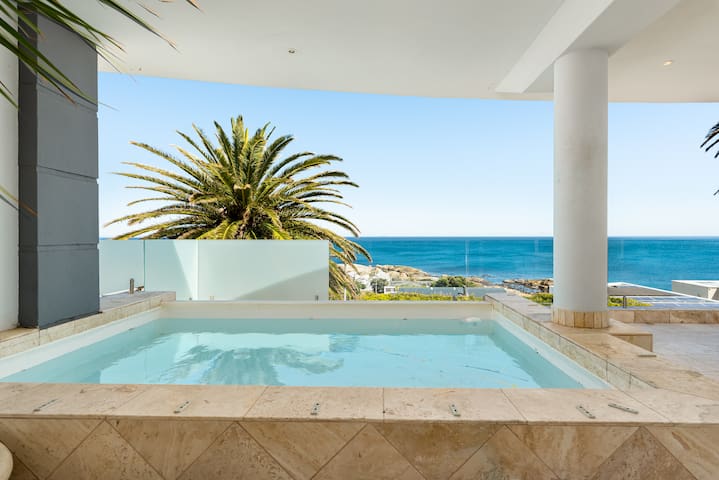 Lux 3 Bedroom Camps Bay | Private Pool | Sea View gallery image 4