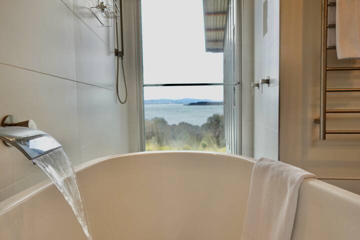 Eco Waterfront Seclusion – Carlton Bluff House gallery image 2