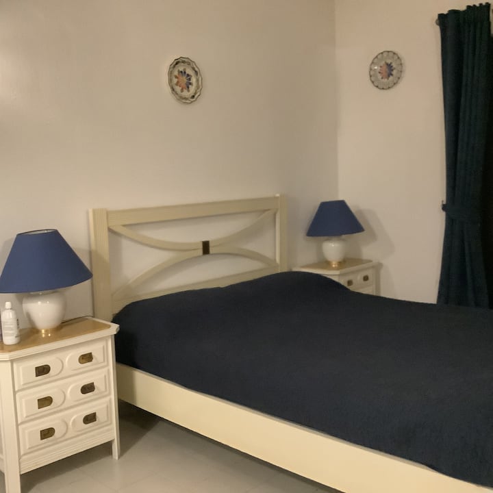 Villan har tre sovrum i bra storlek, det stora sovrummet har eget badrum  med badkar/dusch/toalett och bidé och har tillgång till poolterrassen  via altandörrar.