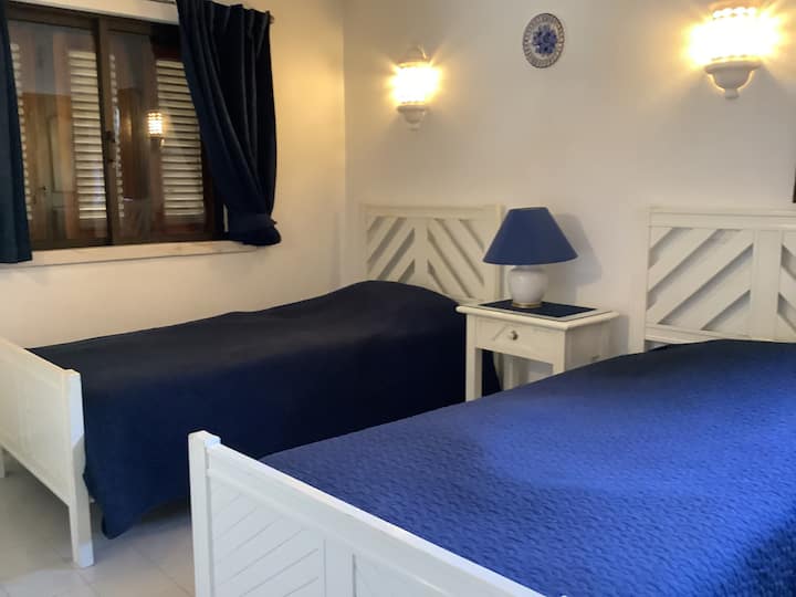 Andra  två sovrum  med inbyggda garderober  ,galgar , extra kuddar, filtar och toalettbord , hårtork och fläkt.