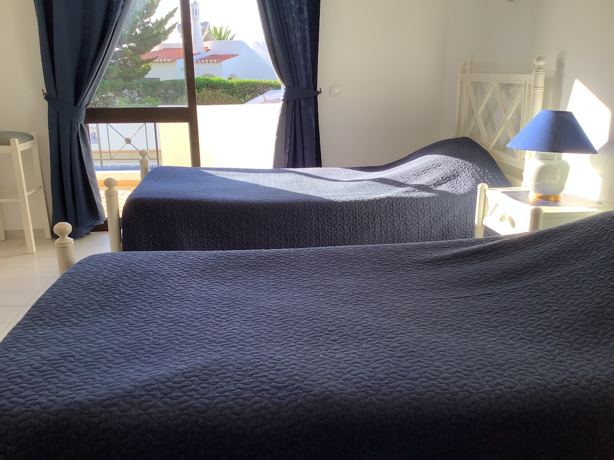 El primer dormitorio doble tiene acceso a la terraza de la piscina a través de las puertas  del patio. La habitación tiene armarios empotrados y un tocador con ventilador.