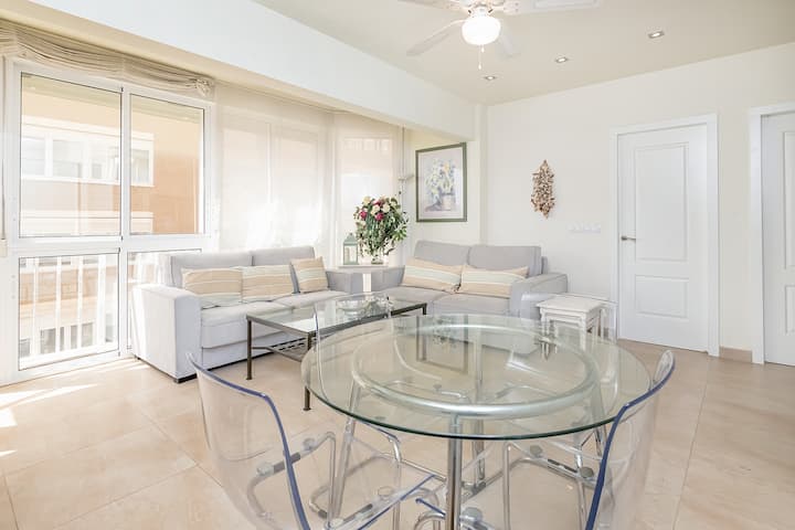 Beachfront Apt Walk To Downtown - Málaga-Costa del Sol Airport (AGP)