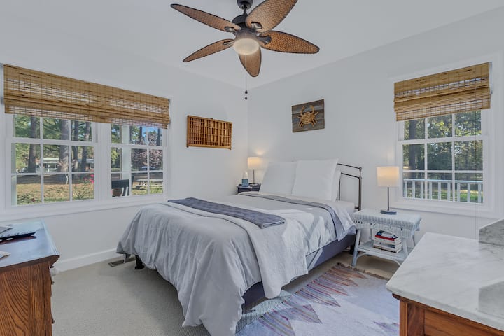 Second bedroom with queen size bed. Hall full bath steps away.
