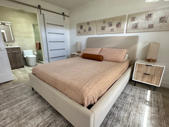 Chambre n ° 2 avec salle de bain attenante. Mobilier de chambre West Elm avec rangement latéral.
