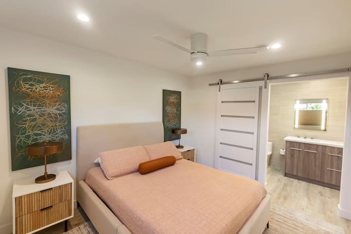 Chambre n ° 1 avec salle de bain attenante.