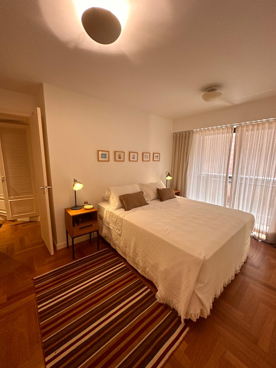 חדר שינה עם מרפסת פרטית ונוף לים.