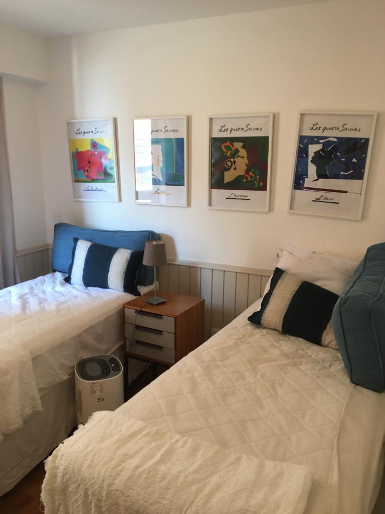 חדר שינה שני עם שתי מיטות נפרדות.