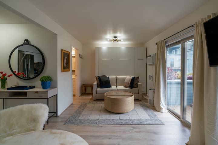 Pohovka cez deň, Murphyho posteľ v noci.