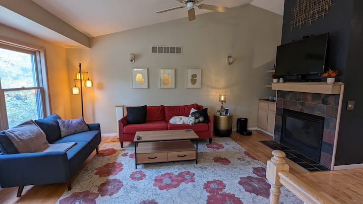 Serene Space, Close To All (Upstairs Room) - Madison, WI