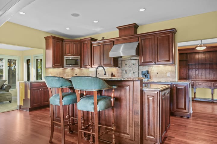 Executive Home in Edina gallery image 3