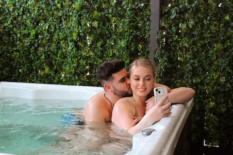 Luxury Spa Escape • Hot Tub • Sauna • Projector