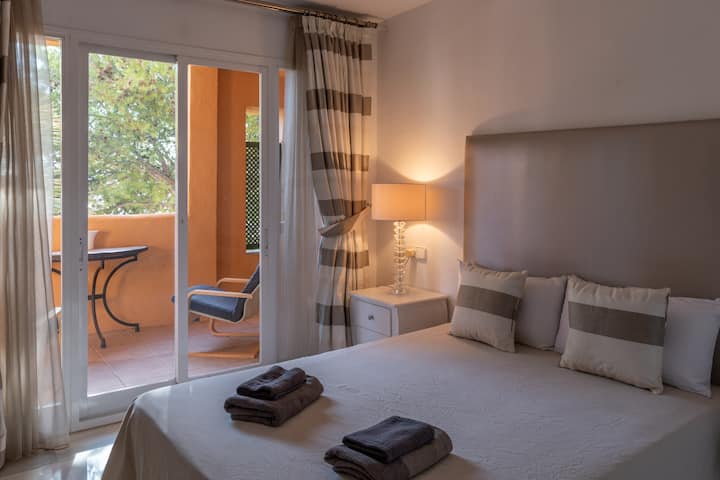 Მეორე საძინებელი ორადგილიანი საწოლით და სააბაზანოთი