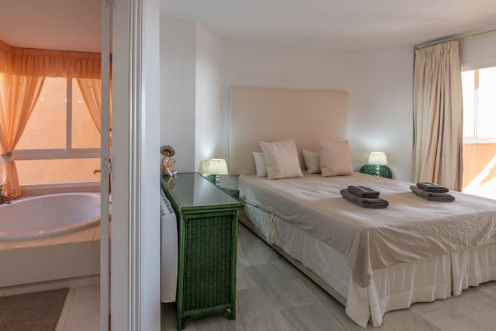 Მთავარი საძინებელი, დიდი ზომის საწოლი და სააბაზანო