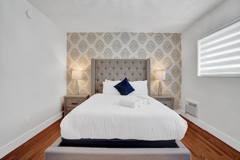 Stunning Bay Harbor 1 Bedroom | Pool | Kitchen