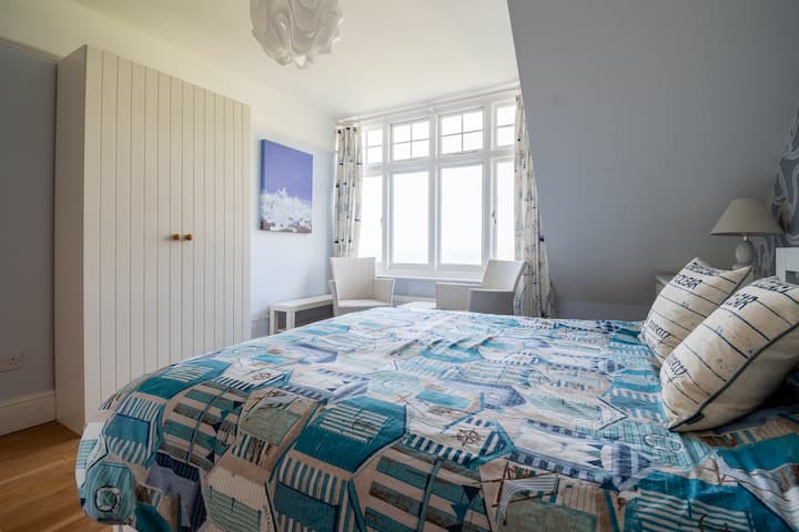 Брачна спална соба со поглед кон плажата