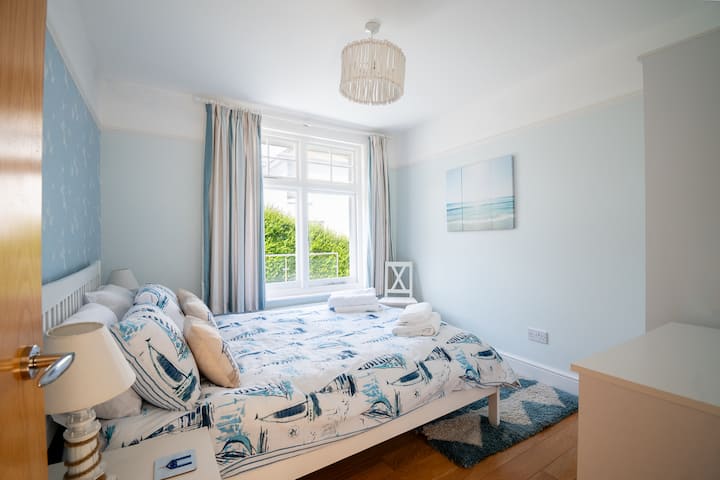 Брачен кревет (широк 180-220 см)