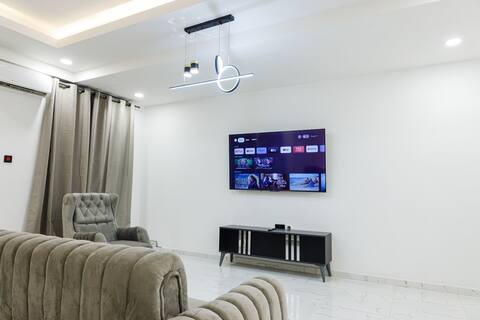 REO's Smart Haven: Chic & Comfy w/ Pool & KING Bed