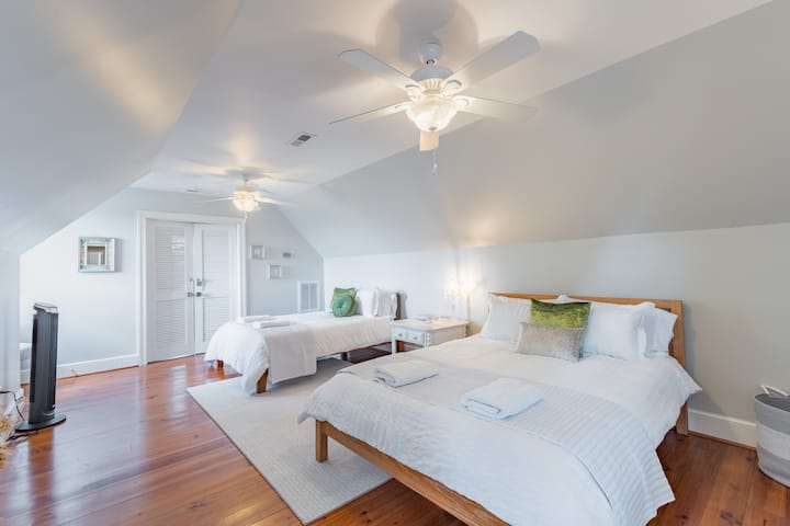 The Folly: Full & Queen 