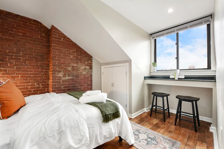 Infusion ya mwanga wa asili si tu mkali nafasi lakini pia inakuza uhusiano na ulimwengu wa nje, kuruhusu kufurahia uzuri wa mazingira ya jirani kutoka faraja ya chumba chako cha kulala.