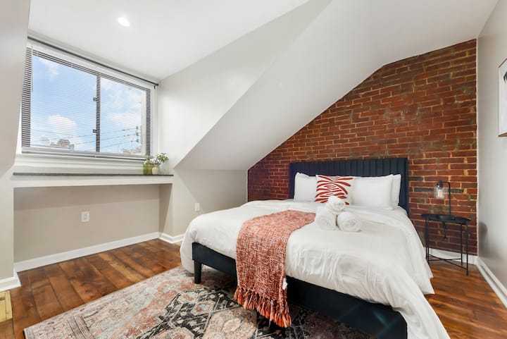 Kitanda kilichoandaliwa vizuri kinakusubiri, kilichopambwa na mablanketi ya kutupa, mito yenye rangi nzuri na taulo zilizokunjwa vizuri, huku ikitoa vistawishi vinavyoonekana na makini kwa ajili ya wageni wetu.