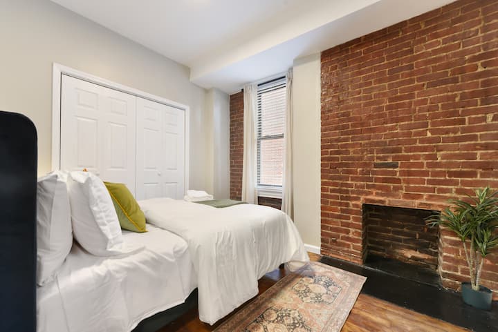 Mandhari hii hujumuisha kiini cha chumba - mchanganyiko mzuri wa haiba ya kihistoria, mwanga wa asili, na vipengele vya maandishi.