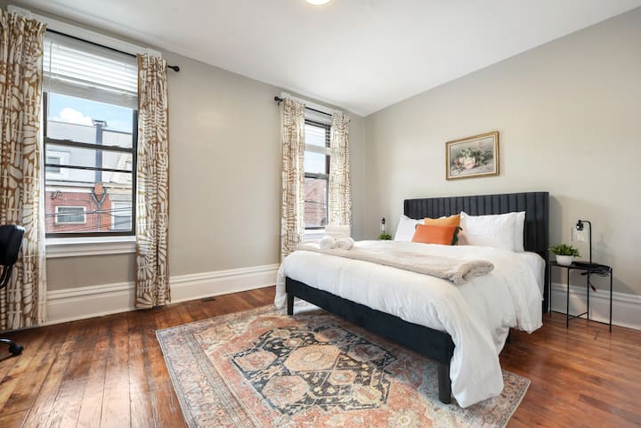 Mchanganyiko wa vipengele vya ulimwengu wa zamani na upole wa mwanga wa asili ulioingizwa katika chumba hiki hauna wakati.