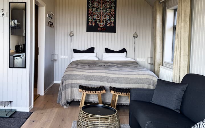 Guests can choose one large bed or two seperate beds.