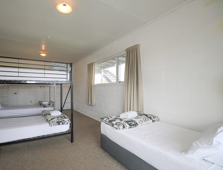 Chumba hiki kitakuwa na seti 4x za ghorofa moja (jumla ya vitanda 8 vya mtu mmoja)