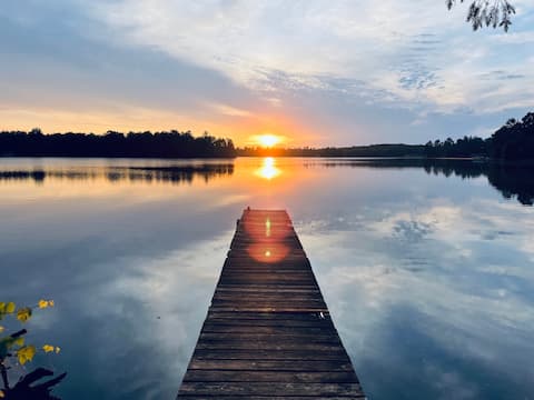 Lakefront Sunset Cottage Retreat, Swim, Family Fun