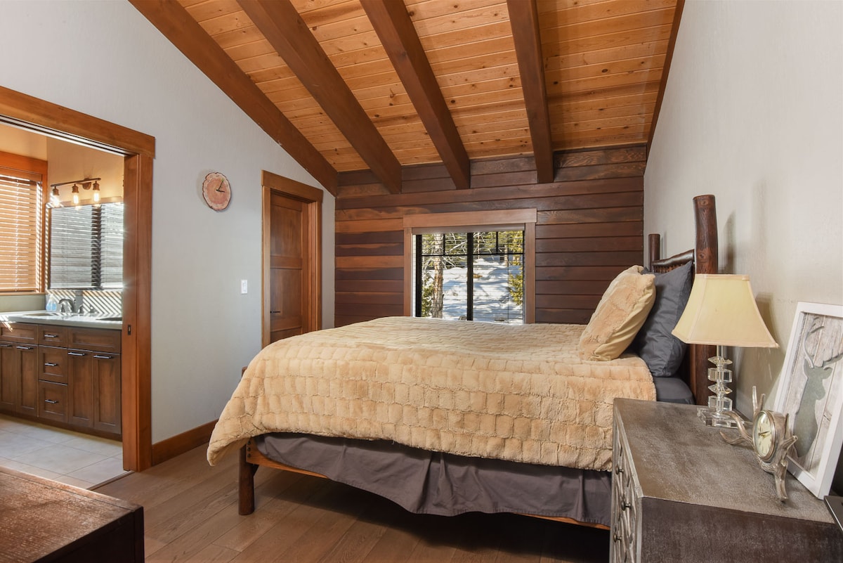 Queen size bed in Bedroom 2 with ensuite bathroom