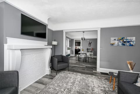 Popular Airbnb listing: *CONVENIENT!>next to CWRU, UH, CC! in Glenville