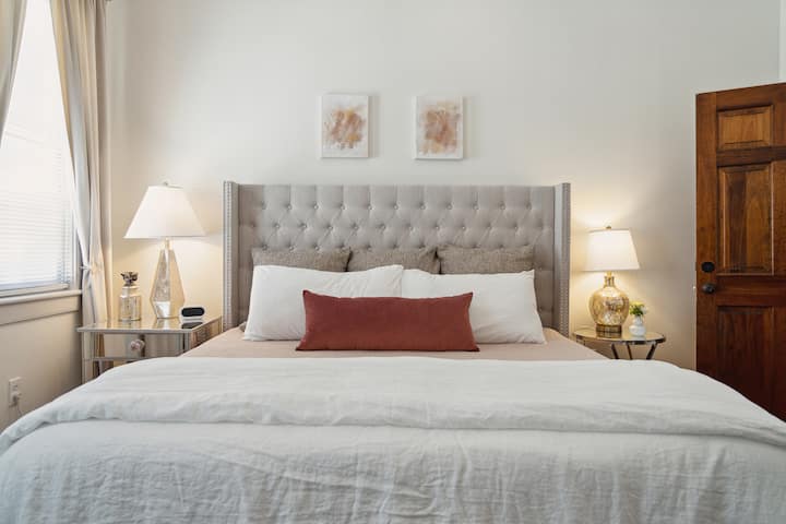Dormitorio #1 con cómoda cama tamaño king, televisor inteligente, opciones de almacenamiento de ropa y chimenea inoperable
