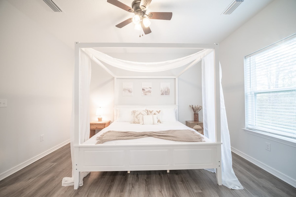 Главна спална соба со брачен кревет (широк 180-220 см)