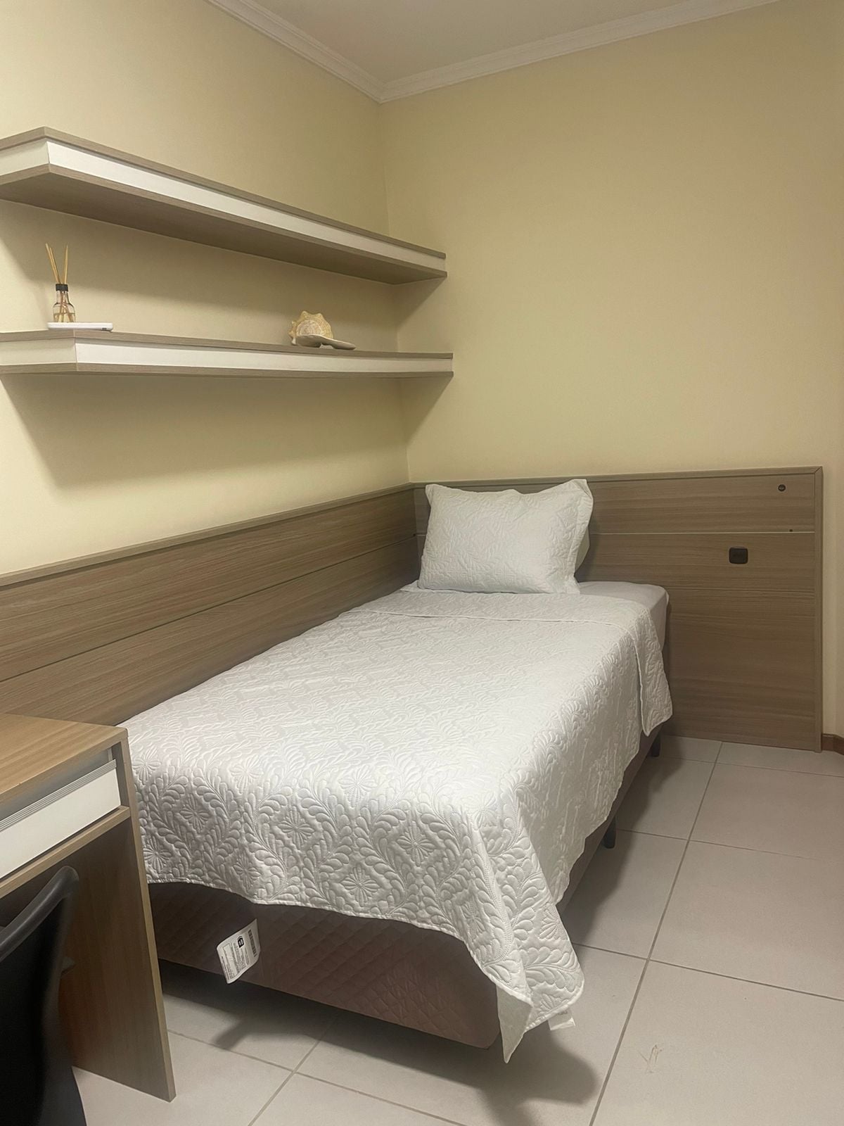 Ცალკე ფლიგელი კონდიციონერით, სასწავლო სკამით, დიდი გარდერობით, აივნით დილის მზით. 