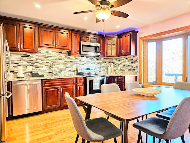 Chinatown 3 bedroom with Parking – near McCormick