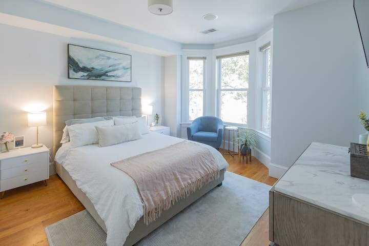 2 BDR/2b- walk to Seaport & BCEC