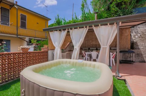 Maison Tuscany - Heated Jacuzzi Experience