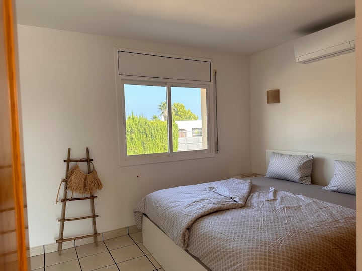 Dormitorio con aire acondicionado.