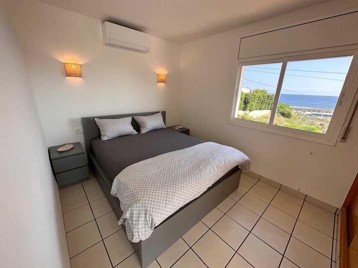 Dormitorio con aire acondicionado y vistas al mar y terraza☀️ 