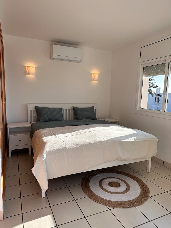 Dormitorio con aire acondicionado , vistas al mar y terraza ☀️